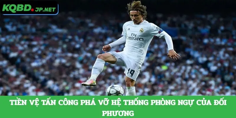 Tiền vệ tấn công phá vỡ hệ thống phòng ngự của đối phương